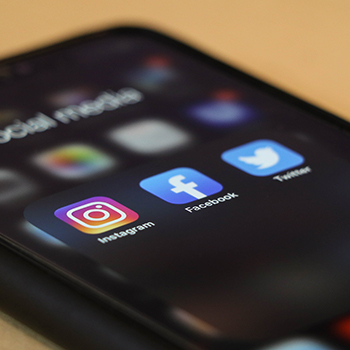 Telefoon met sociale media-iconen